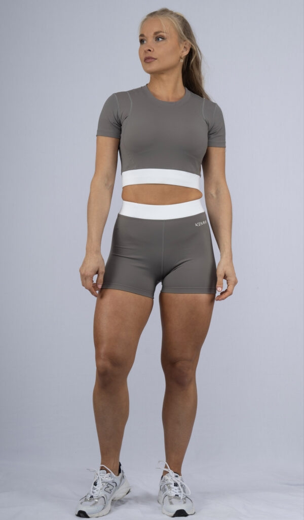 Conjunto Deportivo – Camiseta Crop y Shorts de Cintura Alta