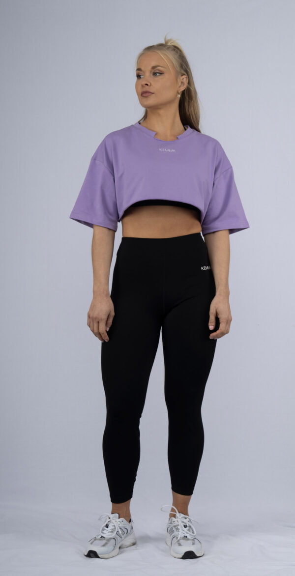 Camiseta Crop Oversize – Diseño Relajado con Detalle en el Cuello