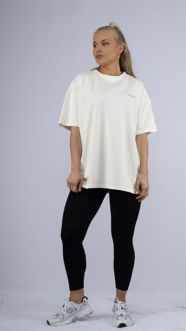 Camiseta Oversize Casual – Logo Bordado y Estilo Minimalista