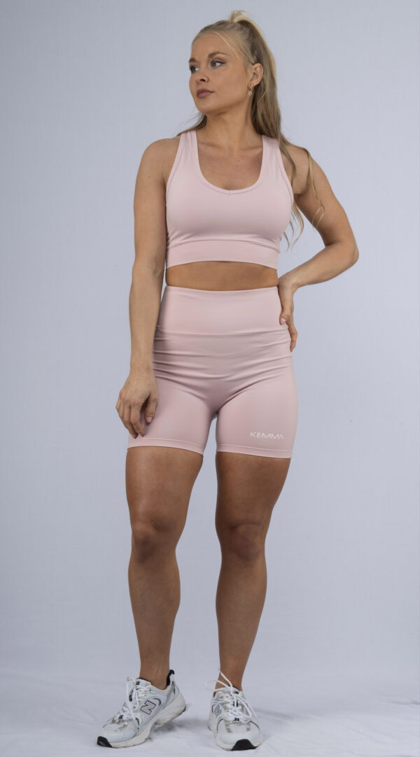 Conjunto Deportivo – Top Racerback y Shorts de Cintura Alta