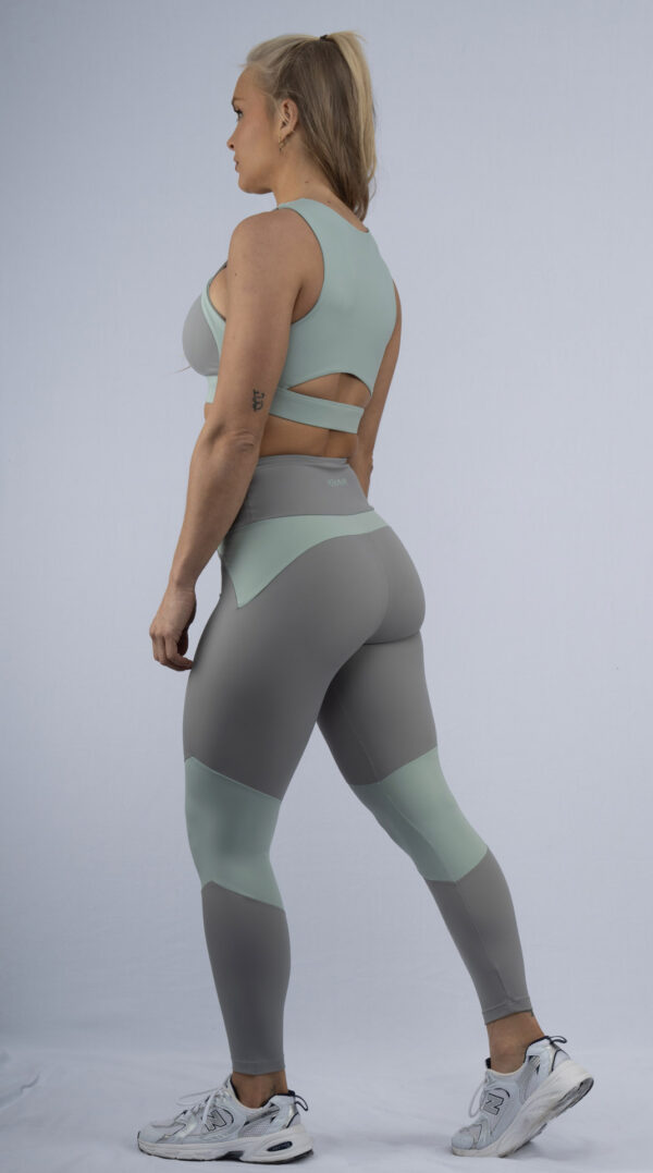 Conjunto Deportivo Bicolor – Top con Detalle en el Cuello y Leggings Largos - Imagen 4