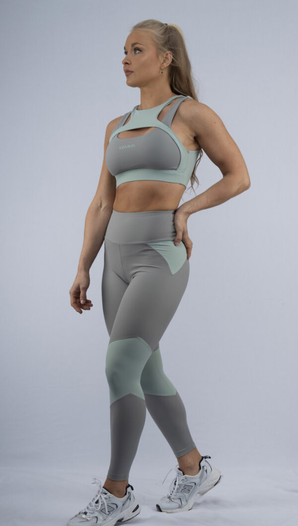 Conjunto Deportivo Bicolor – Top con Detalle en el Cuello y Leggings Largos